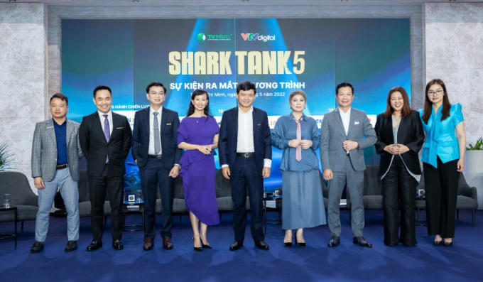 7 nhà đầu tư của Shark Tank mùa 5 (từ trái qua).