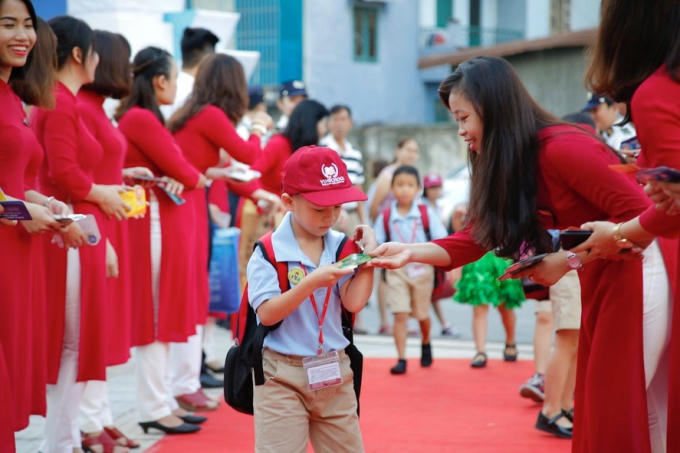 Nhiều phụ huynh và học sinh đã rất bất ngờ khi các thầy cô trong Ban giám hiệu và giáo viên ra tận cổng trường đón các em học sinh vào Lễ khai giảng