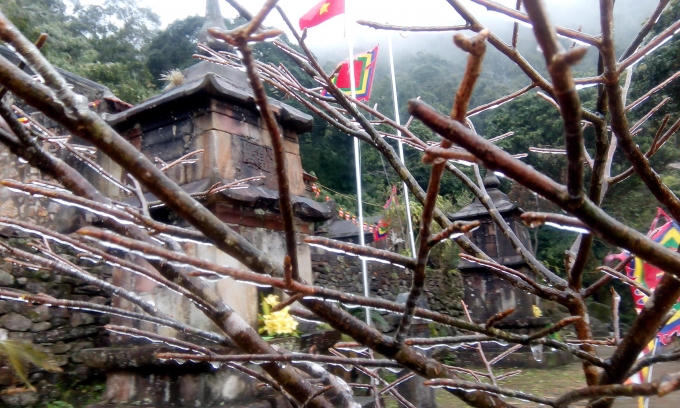 Băng giá phủ kín Am Ngọa Vân (Đông Triều - Quảng Ninh)