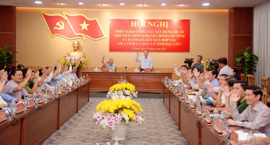Lãnh đạo trong Ban Thường vụ Tỉnh ủy Cà Mau và Bạc Liêu, biểu quyết thông qua các nội dung xây dựng Đề án hợp nhất đơn vị hành chính cấp tỉnh.