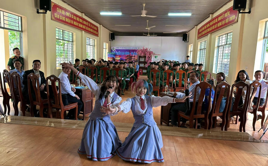 Cặp đôi TikToker Mét 9 Mét 5 Trịnh Minh Hải và Võ Thị Bảo Ngọc “hớp hồn” các chiến sĩ trẻ với những câu chuyện thực tế.