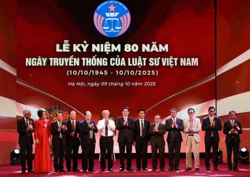 Chủ tịch nước Lương Cường cùng các đại biểu tham dự.