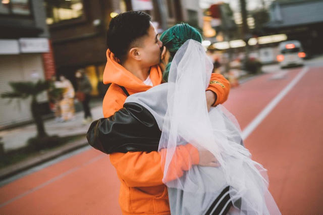 Anh ấy bất chấp khoảng cách tuổi tác để đồng hành cùng cuộc đời bạn. (Ảnh minh họa: Lê Thanh Hải)
