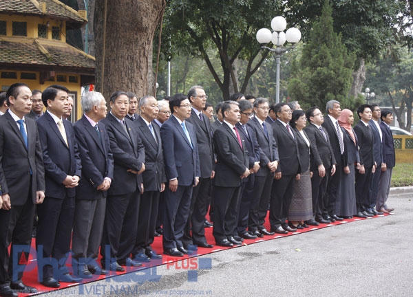 ASEAN sẽ xây dựng một cộng đồng hòa bình, ổn định, tự cường, liên kết sâu rộng, có khả năng ứng phó hiệu quả với các thách thức, một cộng đồng tương thân tương ái, có tính dung nạp, dựa trên ý thức mạnh mẽ về sự gắn kết và bản sắc chung, một cộng đồng khu vực có vai trò và đóng góp tích cực cho cộng đồng thế giới. Ảnh: Như Trường.