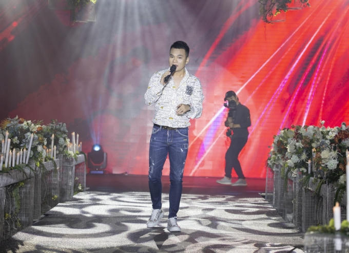 09. Khac Viet hat tren sk (6)