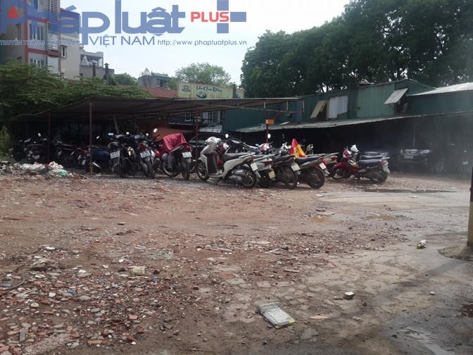 Khu đất này hiện tại đang được trưng dụng làm bãi đỗ ô tô, xe máy.