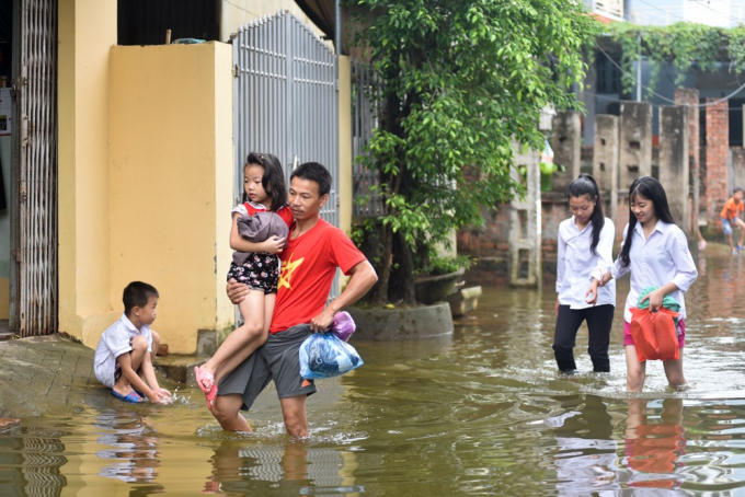 Nước ngập đến nửa tháng không rút, cuộc sống người dân bị ảnh hưởng trầm trọng, nhất là các em nhỏ đang đi học.
