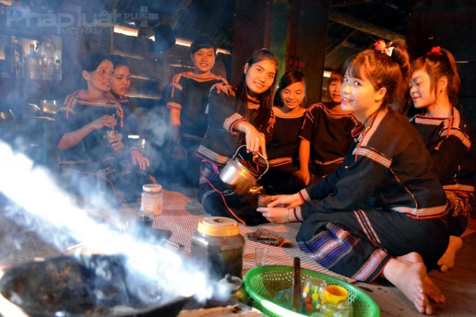 Sự quyến rũ trong phong cách uống cà phê Ê Đê. (Ảnh: Đoàn Bắc)