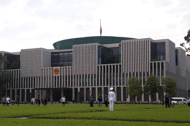 Trang trọng nghi thức treo cờ rủ tại Quảng trường Ba Đ&igrave;nh