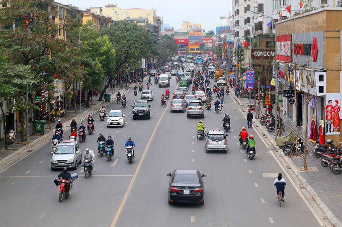 Đầu tháng 4/2018, Sở Giao thông Vận tải Hà Nội xén vỉa hè để mở rộng đường Phạm Ngọc Thạch (quận Đống Đa) từ ba làn lên 6 làn theo hai chiều xe chạy. Đến tháng 12/2018, dự án được hoàn thiện, đường Phạm Ngọc Thạch mỗi bên có ba làn xe, hai làn ôtô và một làn xe máy.