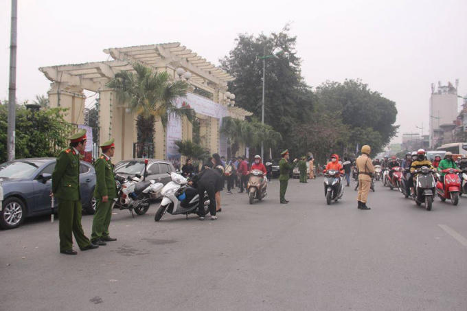 Lực lượng chức năng bên ngoài được bố trí dày đặc để phân luồng giao thông.