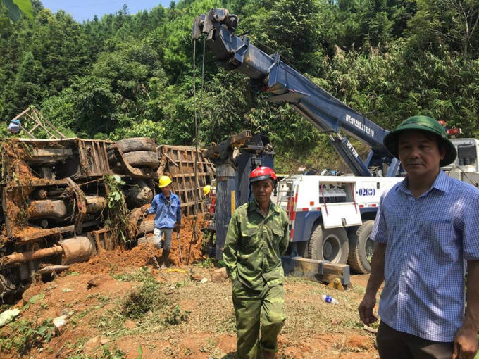 Ông Nguyễn Trung Thảo, Phó Chủ tịch UBND tỉnh Cao Bằng (bìa phải) trực tiếp chỉ đạo giải quyết vụ tai nạn.