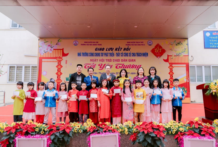 Những món quà này không chỉ mang giá trị vật chất mà còn gửi gắm thông điệp yêu thương, khơi dậy ý chí phấn đấu và lòng tự hào trong mỗi học sinh.