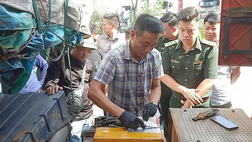 Lực lượng chức năng khám xét xe chở bạc qua biên giới.