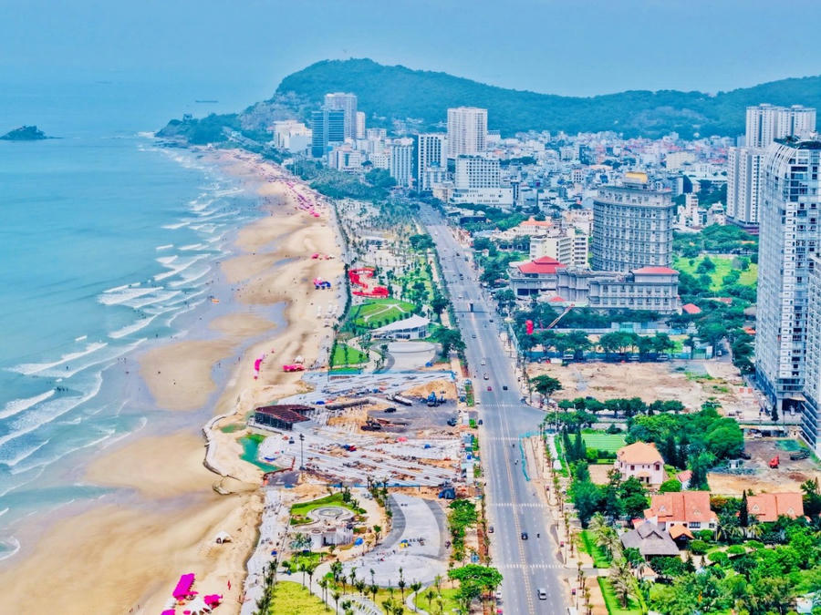 Hơn 1.000 công nhân cùng thiết bị đang thi công xuyên ngày đêm trên công trình, nhằm kịp hoàn thành trước ngày 19/8