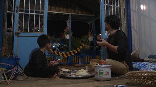  Bữa cơm ấm áp sau một ngày làm việc vất vả.