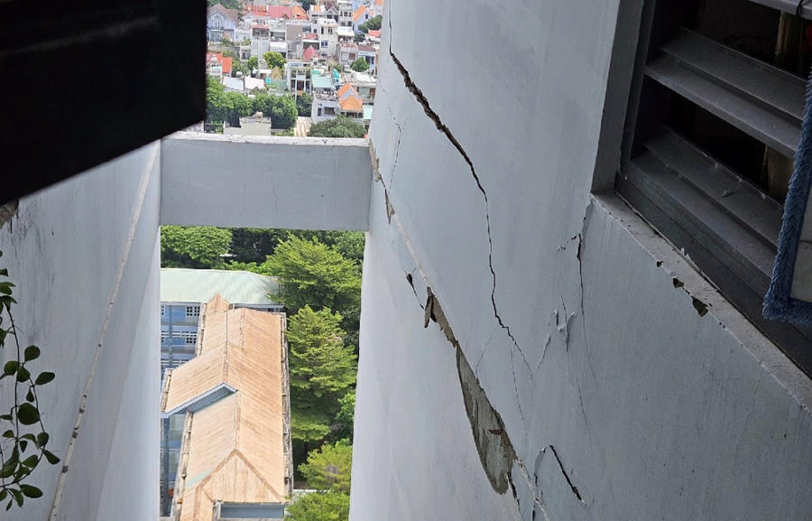 Vết nứt hở ở mảng tường bên ngoài căn hộ ở tầng 16 chung cư PVC-IC Diamond