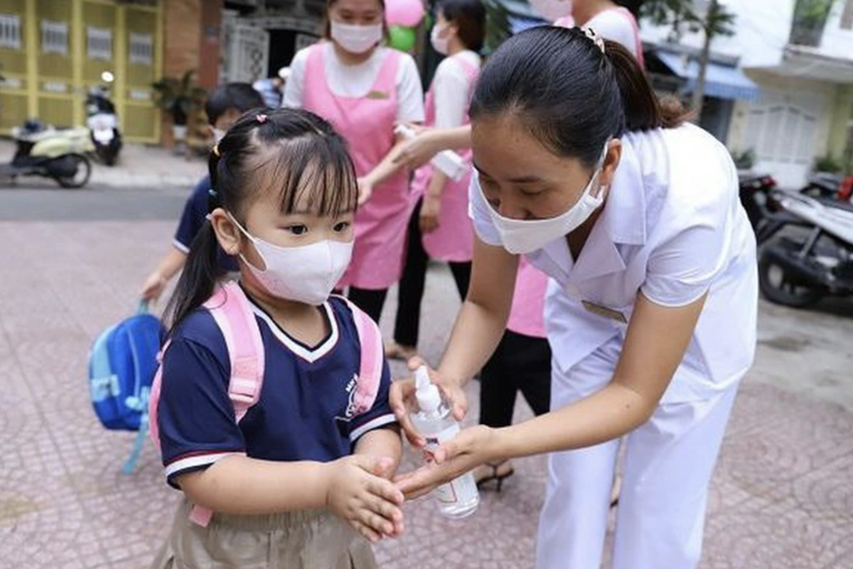 Cần nghiêm túc thực hiện các biện pháp phòng dịch khi trẻ mầm non tới trường.