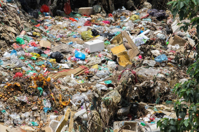 Cầu Long Biên là địa điểm thu hút rất nhiều khách tham quan trong và ngoài nước, rác thải ngập ngụa đã và đang tạo nên những hình ảnh xấu của Hà Nội trong mắt bạn bè thập phương. Ảnh: Tô Thế