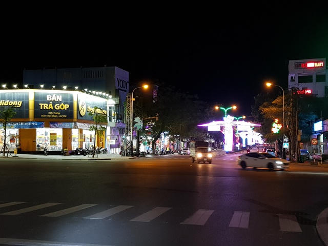 Ngã tư Hùng Vương - Quốc lộ 9 chỉ có vài phương tiện.
