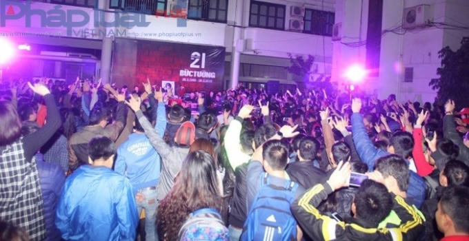 21h30': Những tiếng hô vang tên cố nhạc sĩ Trần Lập và những lời ca của ban nhạc Bức Tường cứ vang mãi, vang mãi... Ảnh: Nguyễn Xinh.