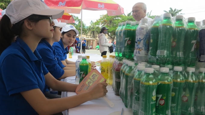 Nước uống miễn phí tại các điểm thi sẵn sàng để phục vụ thí sinh.