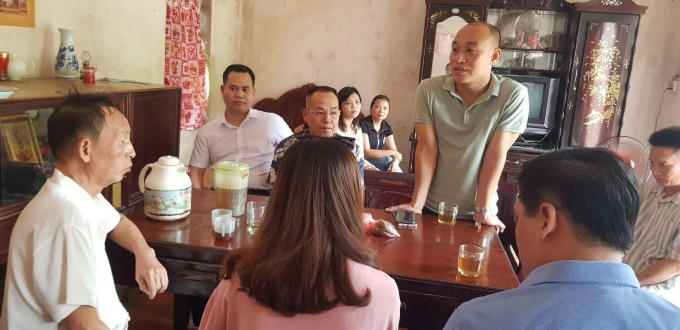 Nhà báo Quốc Cường (Tổng thư ký tòa soạn Pháp luật Plus) chia sẻ tại gia đình em Đỗ Thị Phương Huệ.