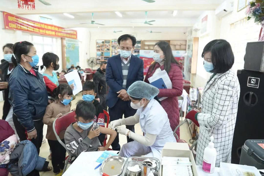 Cán bộ Trung tâm Y tế TP Hạ Long tiêm Vắc xin phòng Sởi tại làng chài, TP Hạ Long.