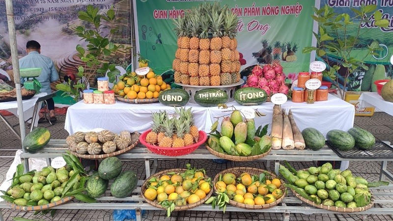 Gian hàng trưng bày và giới thiệu sản phẩm nông sản đặc trưng của xã Ít Ong.