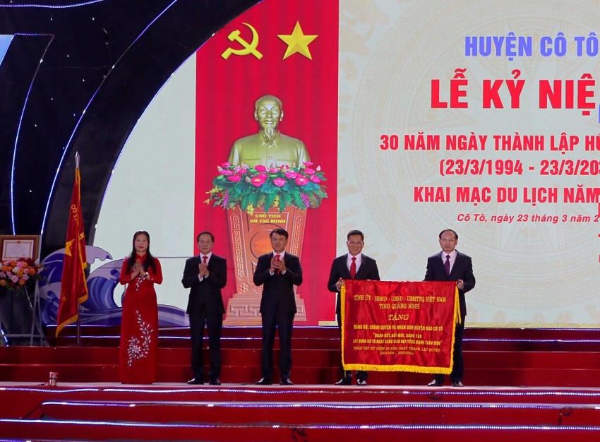 Ông Nguyễn Xuân Ký, Ủy viên Trung ương Đảng, Bí thư Tỉnh ủy, Chủ tịch HĐND tỉnh Quảng Ninh trao tặng bức trướng cho Đảng bộ, chính quyền và nhân dân huyện Cô Tô.