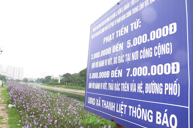 Một bảng lớn với nội dung quy định về bảo vệ môi trường, nghiêm cấm việc vứt rác nơi công cộng, nếu vi phạm thì sẽ bị xử phạt nặng.