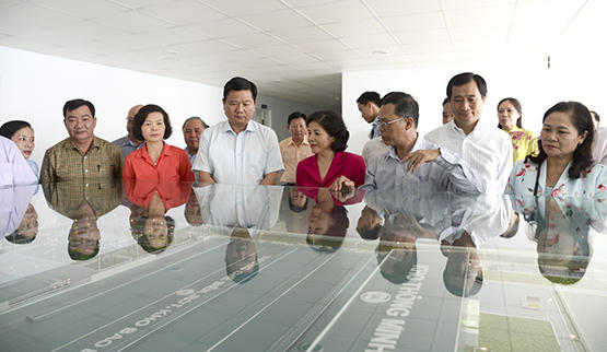 Bí thư Thành ủy TP.HCM Đinh La Thăng  cùng lãnh đạo Vinamilk.