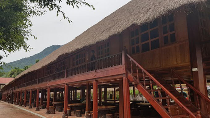 30 nhà sàn đều có mái nhà lợp bằng cỏ tranh, hài hòa giữa thiên nhiên với đất trời.