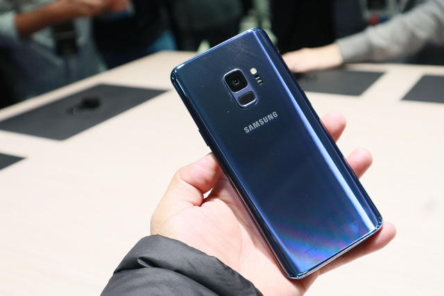 Galaxy S9 có thiết kế vẫn tương tự như người tiền nhiệm Galaxy S8 nhưng có cách tân đôi chút.