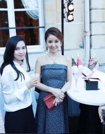 Trong một sự kiện, cô liên tục dùng phụ kiện che khéo phần bụng.