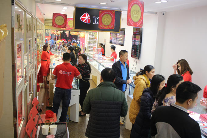 Tại cửa hàng DOJI trên đường Trần Nhân Tông, lượng khách theo ghi nhận  tăng đột biến so với ngày thường.