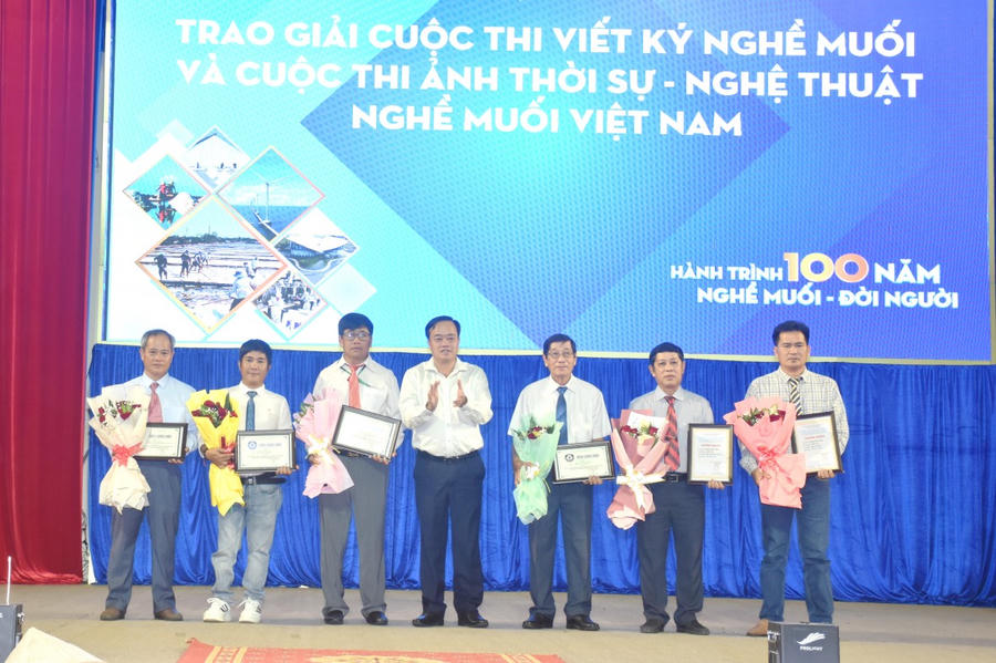 Ông Huỳnh Quốc Việt - Ủy viên dự khuyết TW Đảng, Phó Bí thư Thường trực Tỉnh ủy Bạc Liêu, trao các tác giả đạt giải cuộc thi ảnh thời sự nghệ thuật Nghề muối.