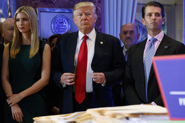 Trump (giữa) cùng con gái Ivanka và con trai Don Jr. tại thành phố New York hồi tháng 1/2017. Ảnh: AP