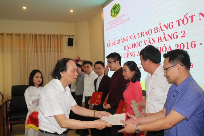 Thầy giáo Trần Anh Thơ trao bằng cho các sinh viên tốt nghiệp.