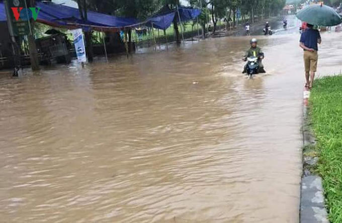 Nhiều tuyến đường bị ngập úng cục bộ, gây khó khăn cho các phương tiện tham gia giao thông.