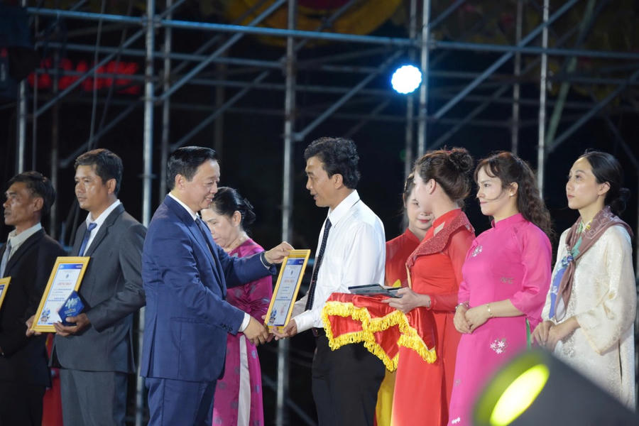 Phó Thủ tướng Chính phủ Trần Hồng Hà, trao Bằng khen, biểu trưng cho các chủ thể sản phẩm tiêu biểu của nghề muối Việt Nam.