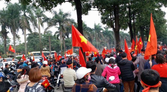Trong khi đó, bên ngoài sân vận động Mỹ Đình, hàng ngàn người vẫn tiếp tục hò reo ăn mừng bàn thằng của cầu thủ Quang Hải.