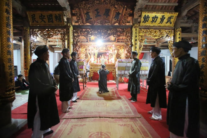 7 cụ cao niên trong làng đứng ra làm lễ trước ban thờ Thành Hoàng làng cùng nhiều lễ vật.