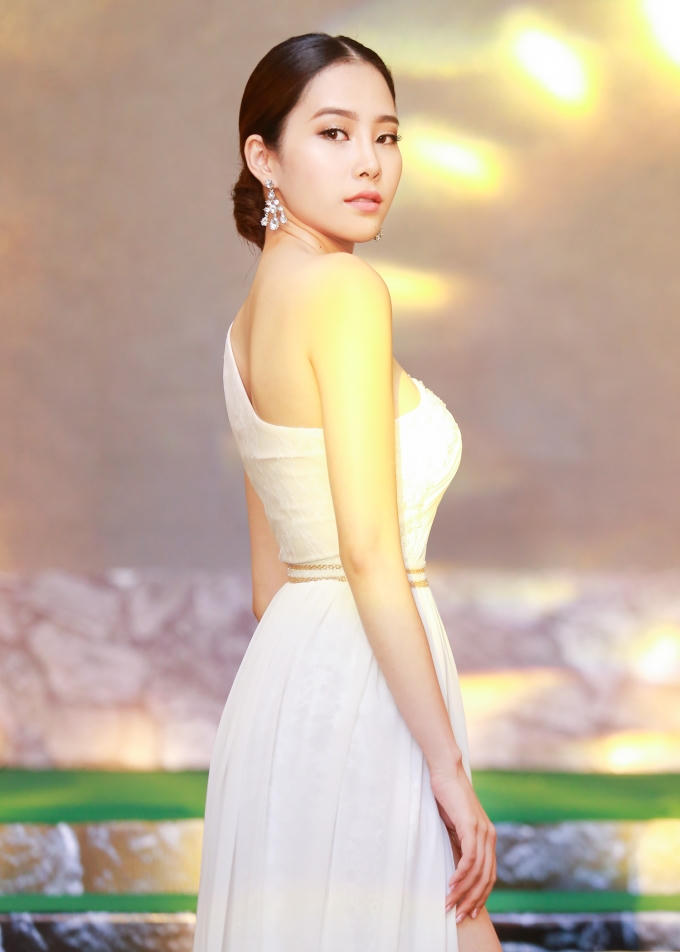 Thay vì một Nam Em trẻ trung và dịu dàng, một quý cô Nam Em sang trọng, lộng lẫy trong bộ đầm dài thướt tha cùng mái tóc búi gọn gàng kiểu cổ điển xuất hiện.