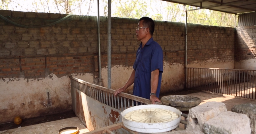 Ông Nguyễn Văn Lợi bên dãy chăn nuôi lúc nào cũng bỏ không của mình, do thường xuyên bị lũ lụt.