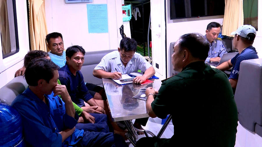 Lực lượng Biên phòng và Chi cục Thủy sản tỉnh làm việc với thuyền trưởng tàu cá BĐ 92109 TS.