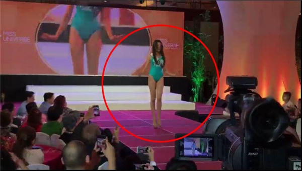 L&ecirc;̣ Hằng su&yacute;t ng&atilde; khi thi áo tắm ở Miss Universe