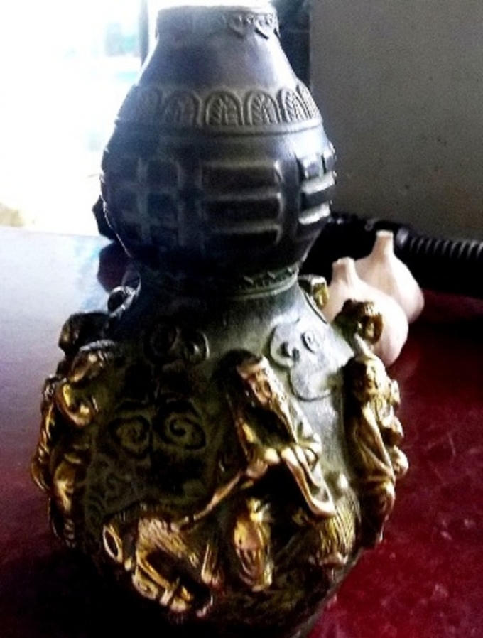 Bình hồ lô có rất nhiều viền kẻ, hoa lá.