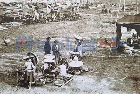 Những phố nghề của Hà Nội xưa còn được tái hiện đầy đủ các cung bậc cảm xúc từ thao tác của các nghệ nhân phố nghề như “Hàng Đào với các loại vải nhuộm hồng, nhuộm đỏ cùng các màu khác xen lẫn; Ảnh: Loan Bảo.