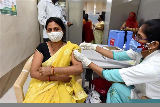 Tiêm vaccine ngừa COVID-19 cho người dân tại Uttar Pradesh, Ấn Độ, ngày 10/4/2021. (Ảnh: THX/TTXVN)
